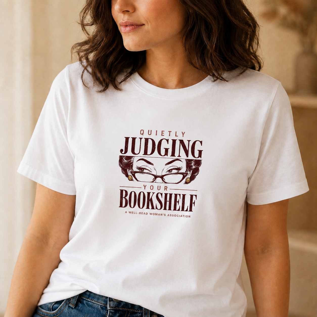 Camiseta Quietly Judging Your Bookshelf